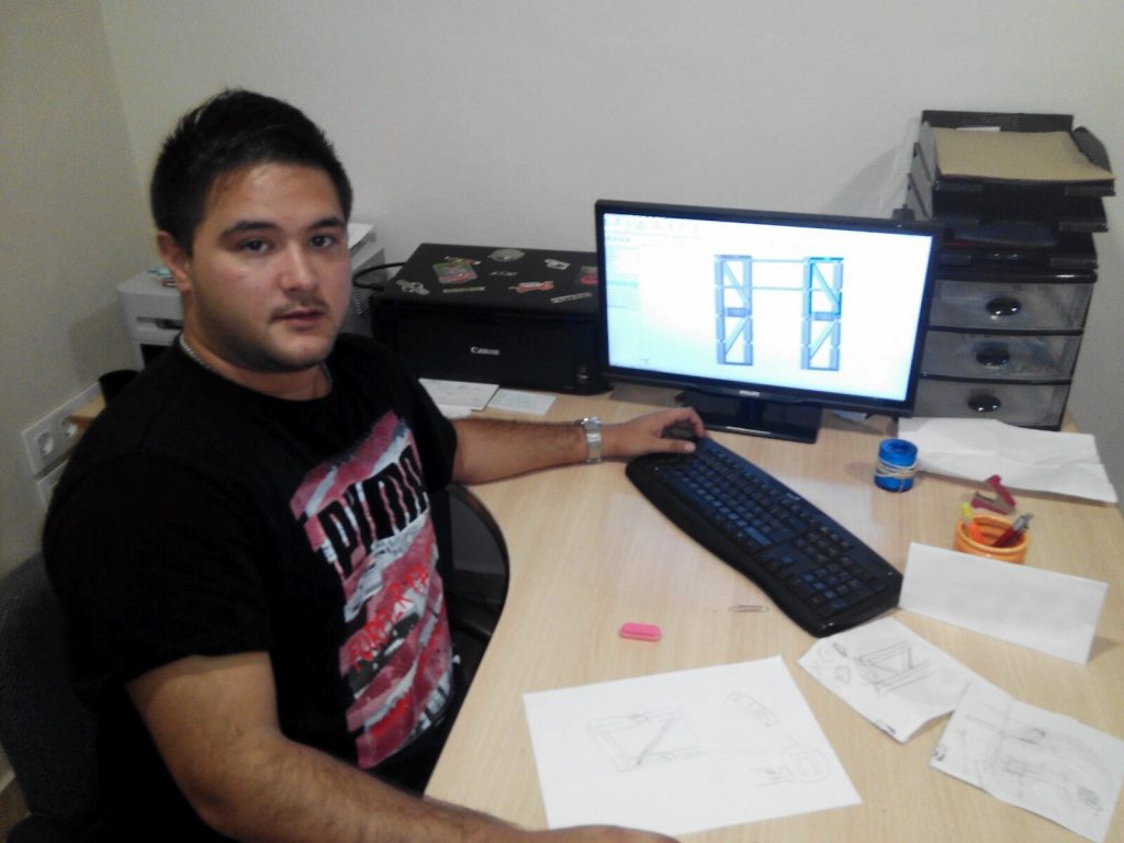 José Alberto Martínez diseñando la estantería de LLOG en 3D