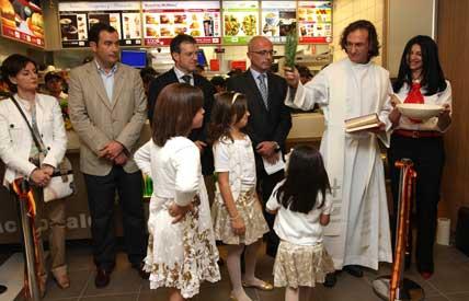 La gran M, el párroco y las autoridades de Alcoy