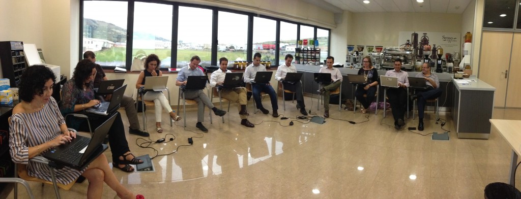 Directivos de Cafento jugando a implexa - simulación de la cadena de suministros