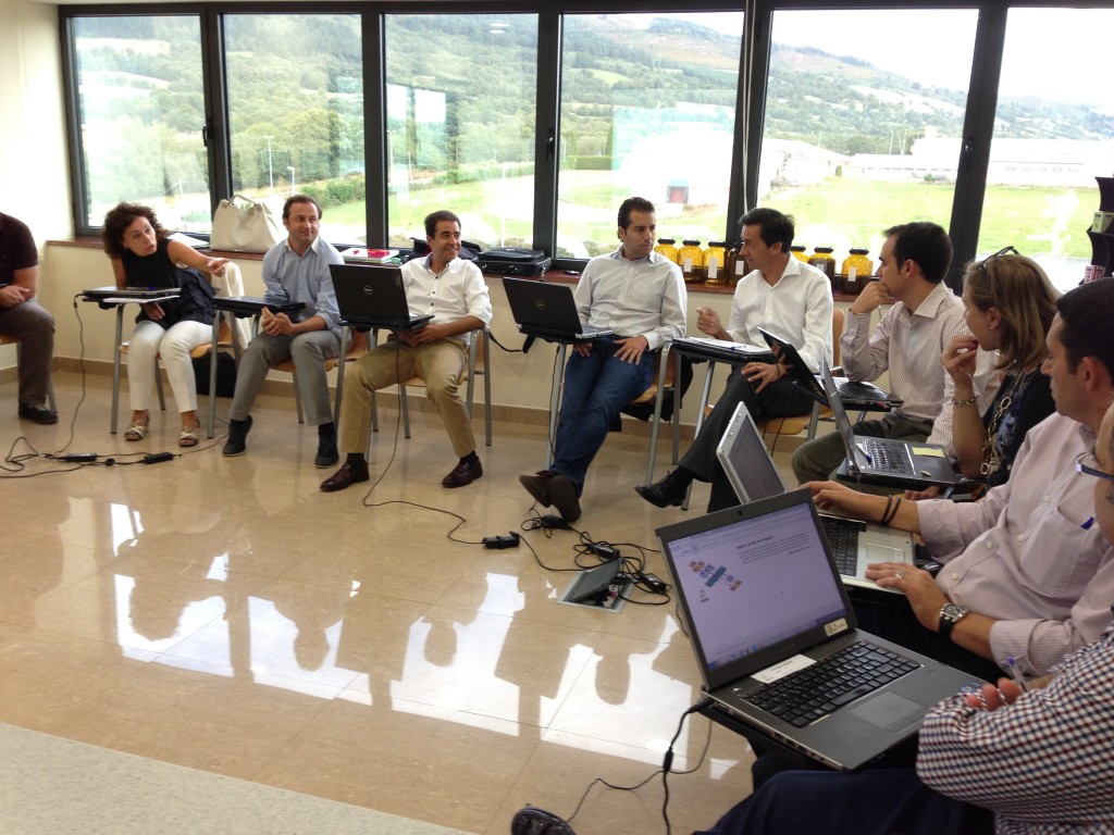 Directivos debatiendo sobre las mejores tácticas para la gestión de la cadena de suministros