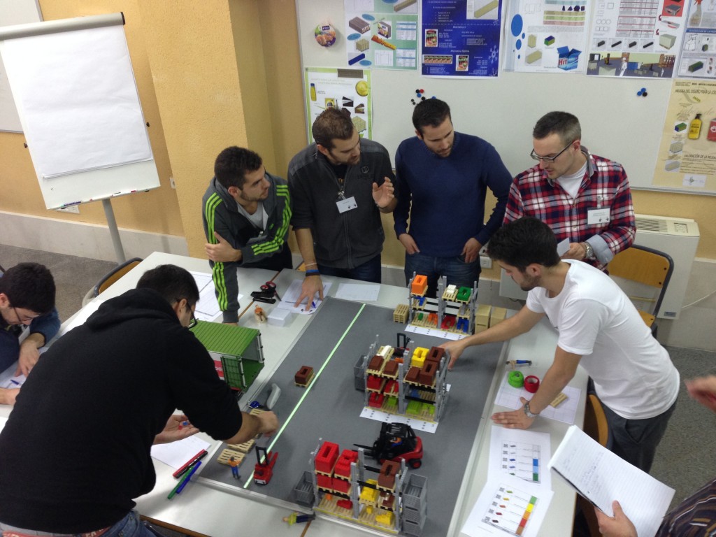 alumnos aprendiendo a gestionarse como un equipo para resolver problemas complejos