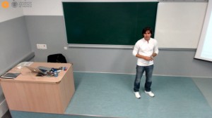 Alejandro Rodríguez impartiendo una clase de logística