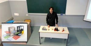 Alejandro Rodríguez impartiendo una clase de logística