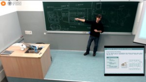 Alejandro Rodríguez impartiendo una clase de logística