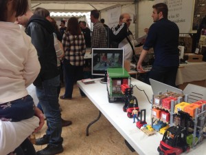 LLOG - el expositor del Campus d'Alcoi repleto de gente