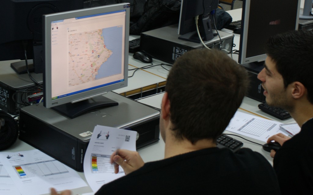 LLOG - alumnos calculando la mejor ruta de reparto