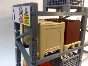 Un detalle de la estantería de LLOG con algunos producctos.