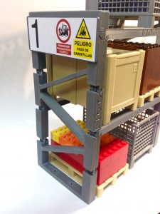 Un detalle de la estantería de LLOG con algunos producctos.