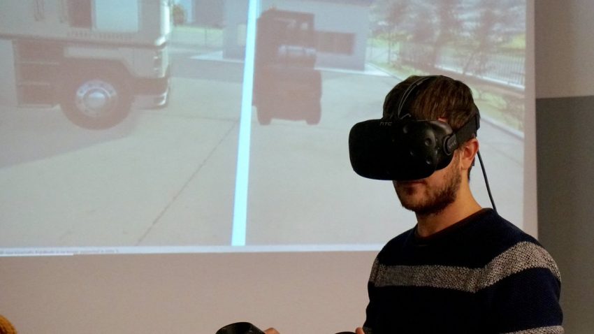 manejando una carretilla contrapesada en realidad virtual