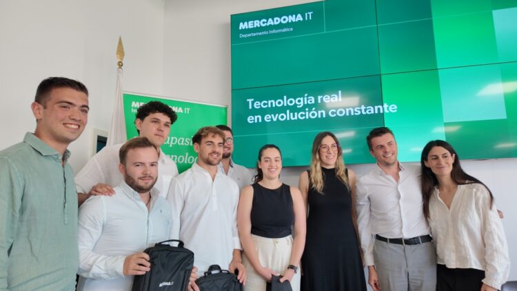 Equipo de alumnos premiados en el reto MERCADONA IT (Campus de Alcoi de la UPV)